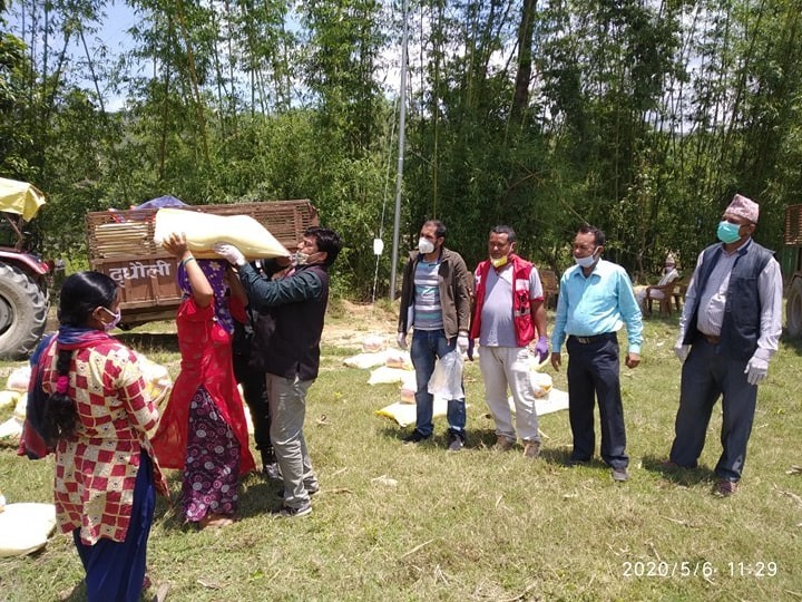 दुधौलीमा विपन्न परिवारलाई राहत वितरण