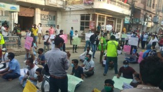 केपी ओलीविरुद्ध युवाको नारा : ‘जोकरलाई भोट दिएपछि देशमा कमेडी त हुन्छ’