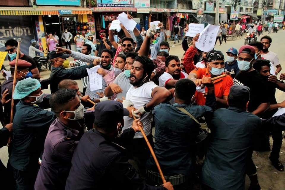 कोरोनाको १० अर्ब हिसाब माग्दा लाठीचार्ज, दर्जनौं घाइते, ६ जना पक्राउ