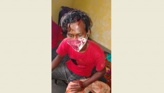 कोरोना संक्रमित माथि प्रहरीको निर्मम कुटपिट, ३२ दिनमा पनि आएन रिपोर्ट, बास सडकमा