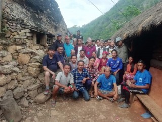 कम्युनिस्ट सांसदले गाउँ पुगेर देखाए रमिता, स्थानीय नै परे छक्क!