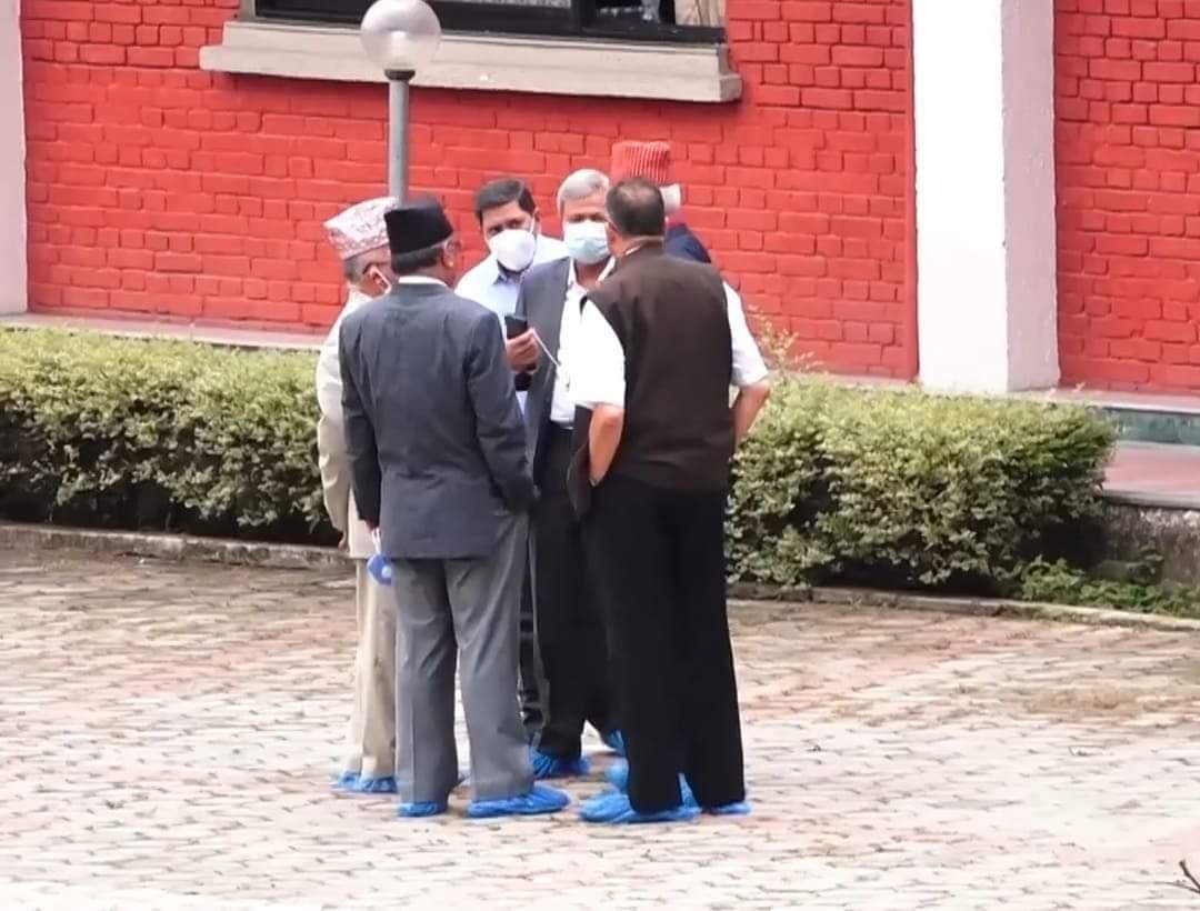ओलीलाई अप्ठ्यारो पारेपछि सूर्य थापाले प्रचण्ड–नेपालको यसरी उडाए खिल्ली