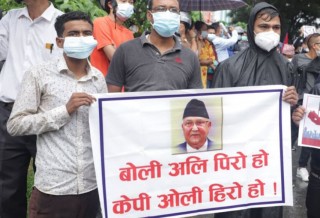 ‘बोली अलि पिरो हो, केपी ओली हिरो हो’ भन्दै प्रदर्शन,  कस्ले उचाली रहेको छ सडकमा नागरिक ?