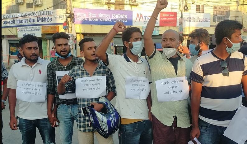 खानेपानीमन्त्री बिना  मगरको पुतला जलाउँदै भयानक प्रदर्शन