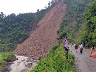 बुटवल–तानसेन सडक अवरुद्ध, पहिरोमै ट्रक पुरियो
