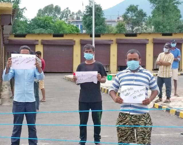 देशको बिडम्बना : पीसीआर टेष्टको माग गर्दै  कोरोना संक्रमित नै भोक हडतालमा