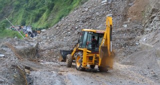 सिमलतालको पहिरो पन्छाएसँगै नारायणगढ-मुग्लिन सडक दुईतर्फी सञ्चालन