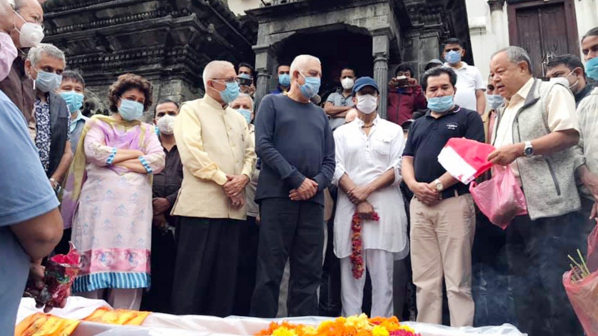 राजेश हमालका भाइ राकेश हमाललाई कांग्रेस नेताले पार्टीको झण्डा ओडाएर दिए श्रद्धान्जली