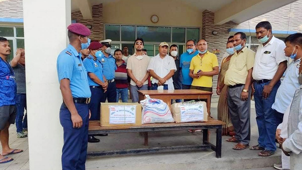 स्व.खुमबहादुर खड्काका छोराद्वारा सुरक्षाकर्मीहरूलाई स्वास्थ्य सामग्री वितरण