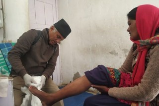 गाउँ-गाउँ पुगेर निःशुल्क उपचार गरिरहेका डा. केसीलाई  सरकारले लगायो रोक