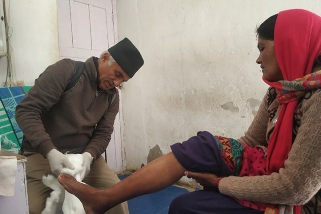 गाउँ-गाउँ पुगेर निःशुल्क उपचार गरिरहेका डा. केसीलाई  सरकारले लगायो रोक