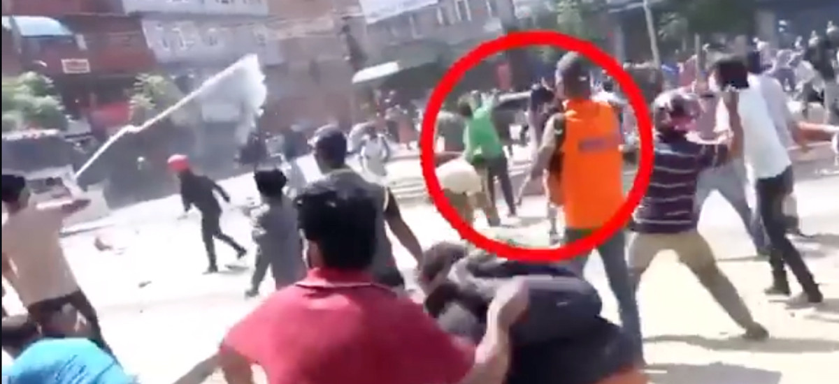 पत्रकारको ज्याकेट लगाएर ललितपुरमा प्रहरीलाई ढुंगा हान्ने  को हुन् ?  इमाडोलबाट पक्राउ