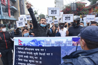 नेपाली भूमि मिचेको भन्दै चिनियाँ दूतावासअगाडि भब्य प्रदर्शन