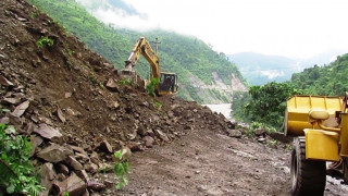 पृथ्वीराजमार्गकाे २०  ठाउँमा पहिरो