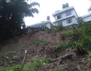 बस्तीको दुवैतिरबाट पहिरो, ११ घर उच्च जोखिममा