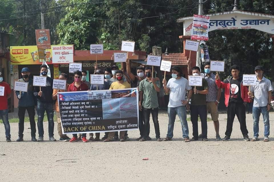 परराष्ट्रमन्त्रीकाे राजीनामा माग्दै प्रदर्शनमा उत्रिएका दुइ जना पक्राउ