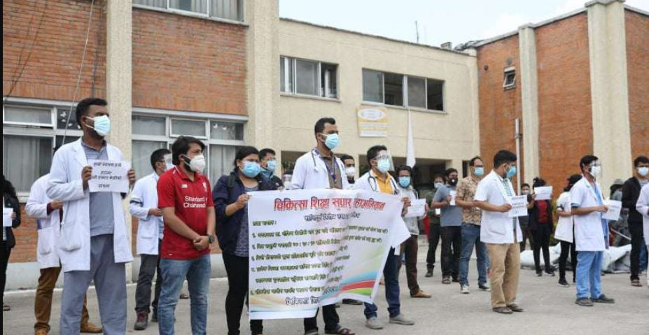 देश डुबाउँदै ओली सरकार : माहामारीका बेला भोलिबाट स्वास्थ्य सेवा ठप्प