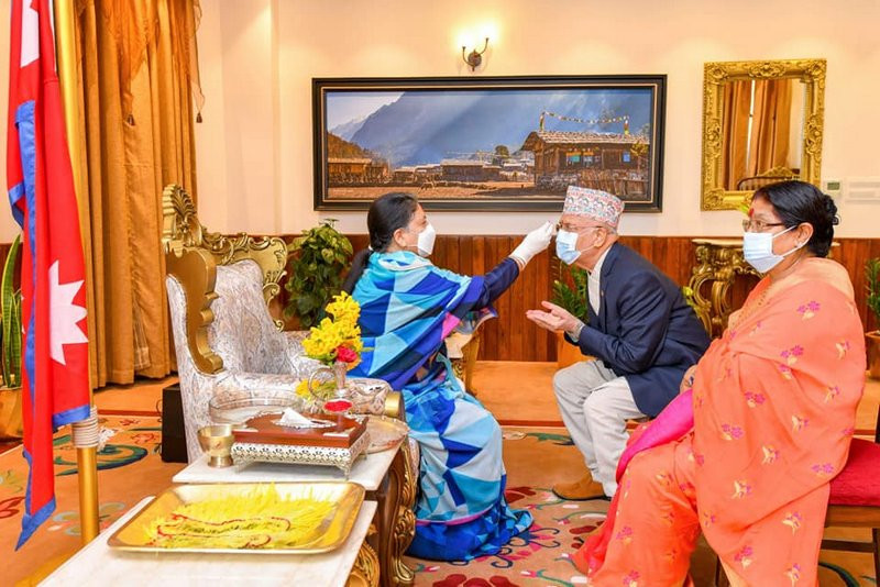 राष्ट्रपतिको हातबाट प्रधानमन्त्रीद्वारा टीका ग्रहण