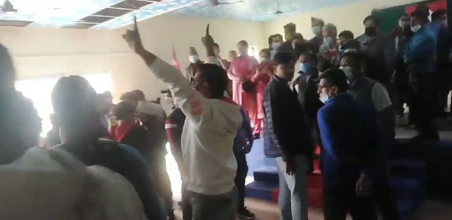 केपी ओली निकट कार्यकर्ताले पूर्वअर्थमन्त्री पाण्डेलाई चितवनमा लखेटे