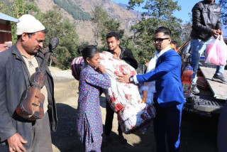 पत्रकार नविन धमलाले गरे जन्मदिनमा दृष्टिविहीनलाई सहयोग