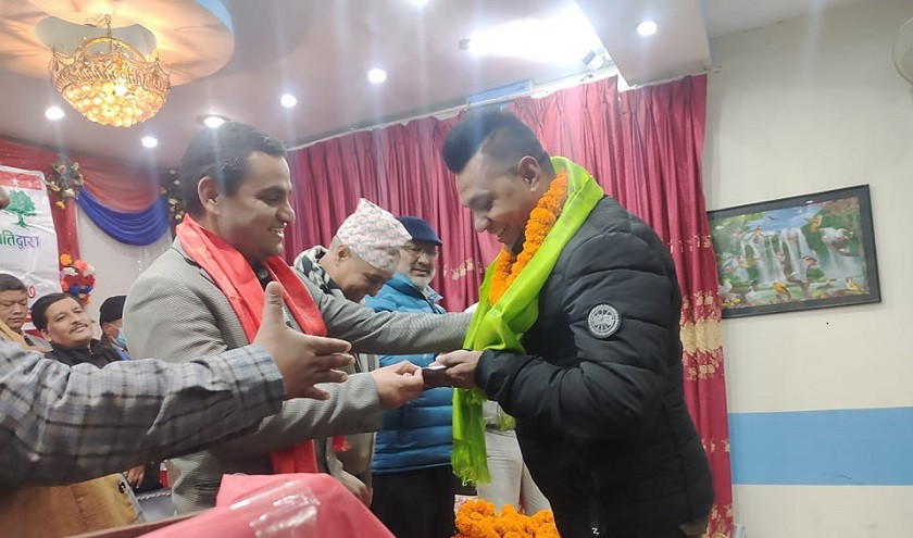 नेकपाका ५१ जना जुझारु युवा कांग्रेसमा प्रवेश, प्रदीप पौडेलले गरे स्वागत