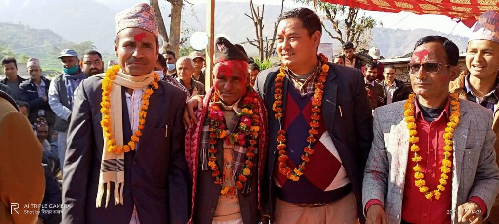 पूर्वमन्त्री गाउँ पुगेपछि नेकपाभित्र उथलपुथल, ४० परिवार नै कांग्रेसमा प्रवेश