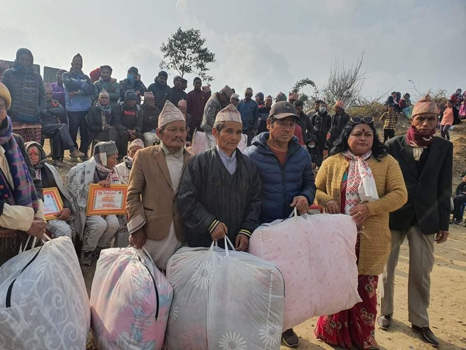 कांग्रेस नेता डम्बर खड्काले बाँडे ३० वृद्धवृद्धालाई कम्बल, ६ जना सम्मानित