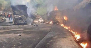 पेट्रोलको ट्यांकरमा ठोक्किएर बसमा आगो लाग्दा ५३ जनाको मृत्यु