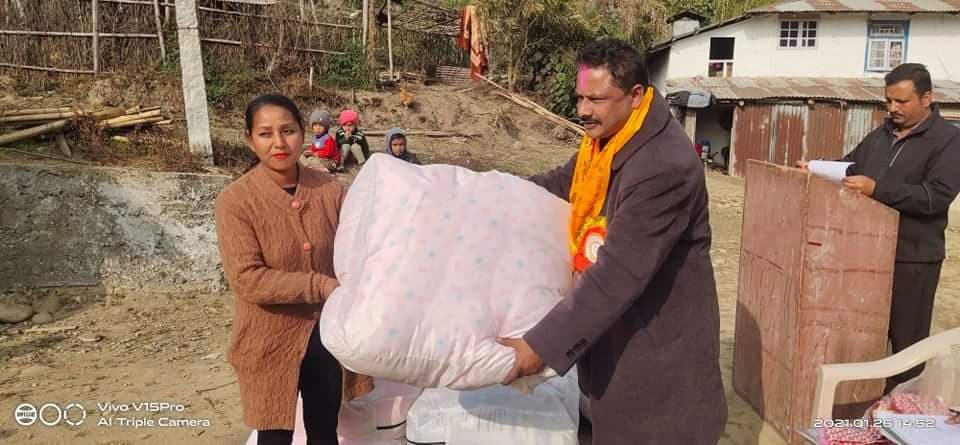 झलनाथ खनालको किल्लामा कांग्रेस नेता डम्बर खड्काले बाँडे अपाङ्ग सर्वसाधारणलाई ब्लांकेट