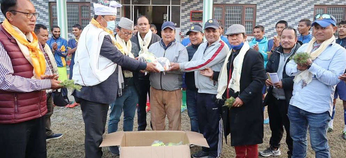 कांग्रेस खेलकुद विभागले दियो पोखराको सहारा एकेडेमीलाई  खेल सामग्री र मास्क