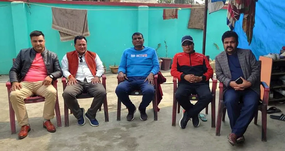 उपेन्द्र यादवलाई हृदयघात भएपछि स्वास्थ्य बुझ्न घरमै पुग्यो कांग्रेस नेता महर्जनको टोली