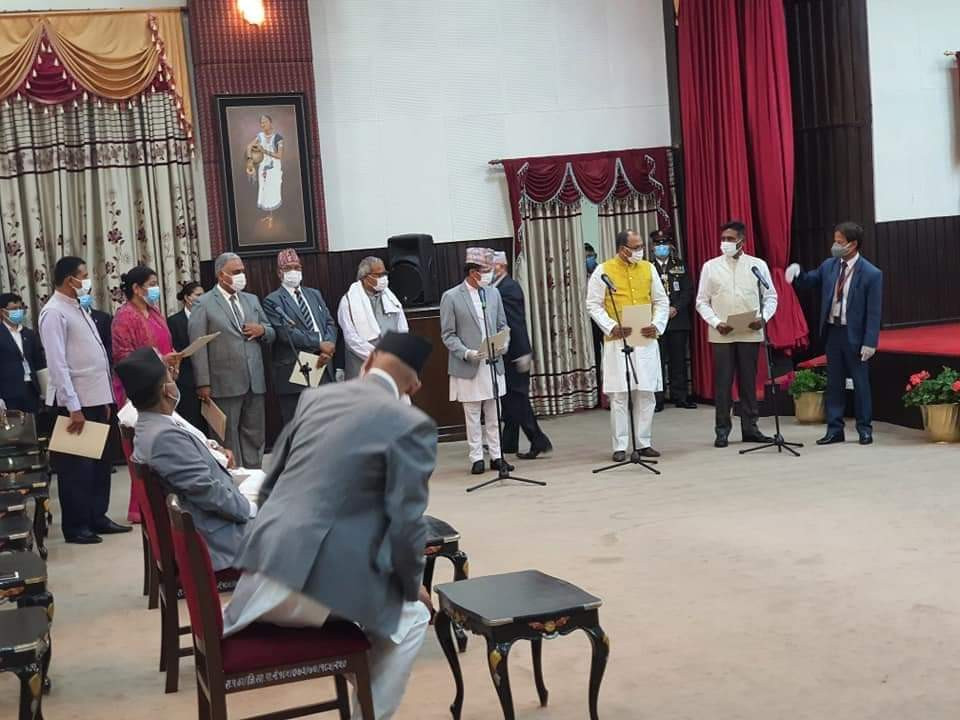 राष्ट्रपति विद्या भण्डारीसामु नवनियुक्त मन्त्रीले खाए शपथ (नामावलीसहित)