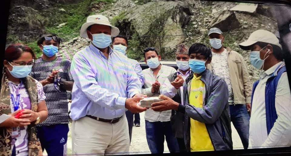 कांग्रेस नेता मोहन बस्नेतले गरे एकै बिरामीलाई ४ लाख बढीको सहयोग हस्तान्तरण