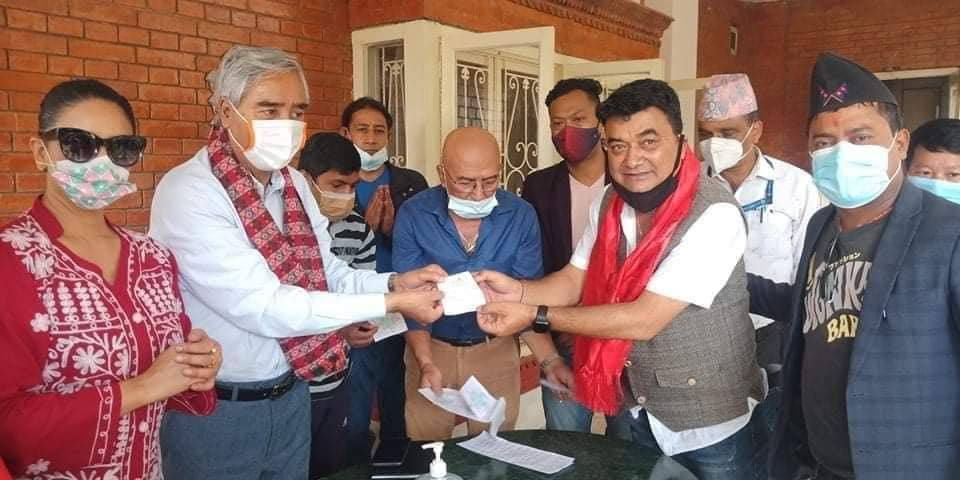 एमालेका लोकप्रिय कलाकारहरु कांग्रेसमा प्रवेश, देउवाले गरे भब्य स्वागत