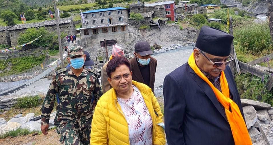 हेलिकप्टरमा पम्फा भुसालसँगै घुमेर बाढी पीडितलाई ‘गफ’ मात्रै दिएर फर्किए प्रचण्ड