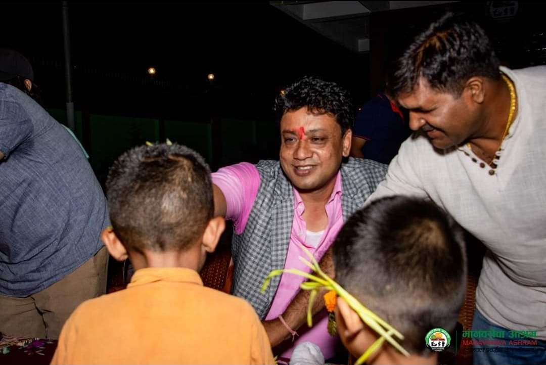 कांग्रेसका मनकारी नेता बानियाँ, मानव सेवा आश्रमलाई १ लाख आर्थिक सहयोग
