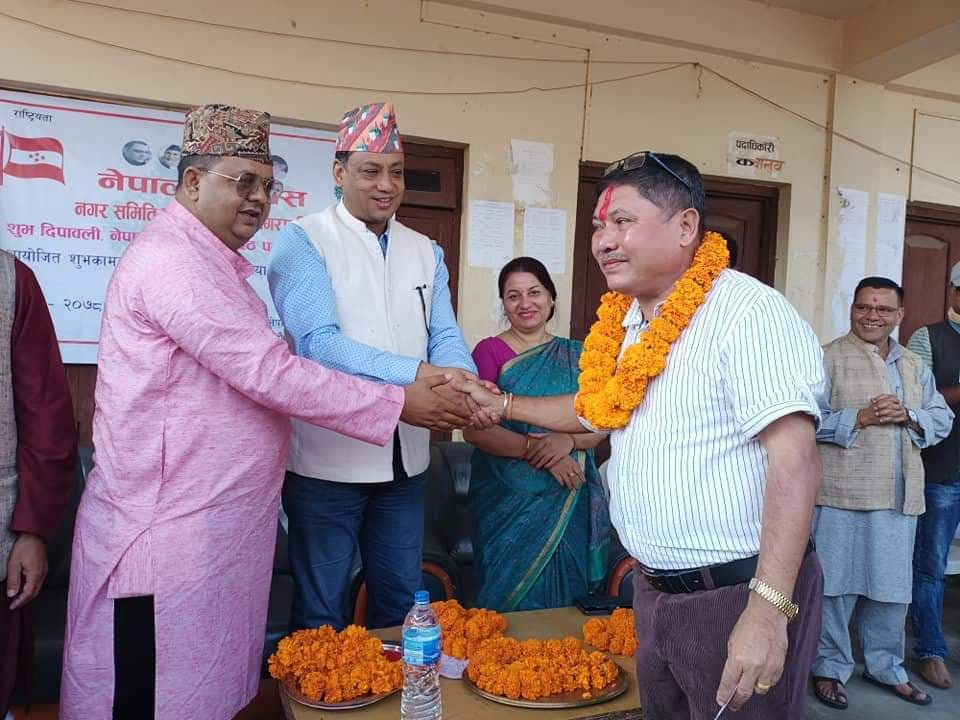 जिल्ला अध्यक्षसहित २१५ जना नेपाली कांग्रेसमा प्रवेश, नेता बानियाँले गरे स्वागत