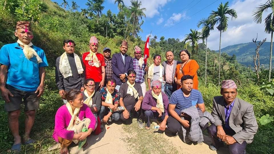 एमाले र माओवादीभित्र विद्रोह, युवा नेता डम्बर खड्काले गरे नवप्रवेशीलाई कांग्रेसमा स्वागत