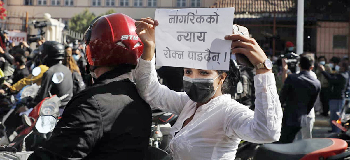 न्यायालयमा तमासा चलिरहँदा सरकार किन रमिते बनिरहेको छ ?