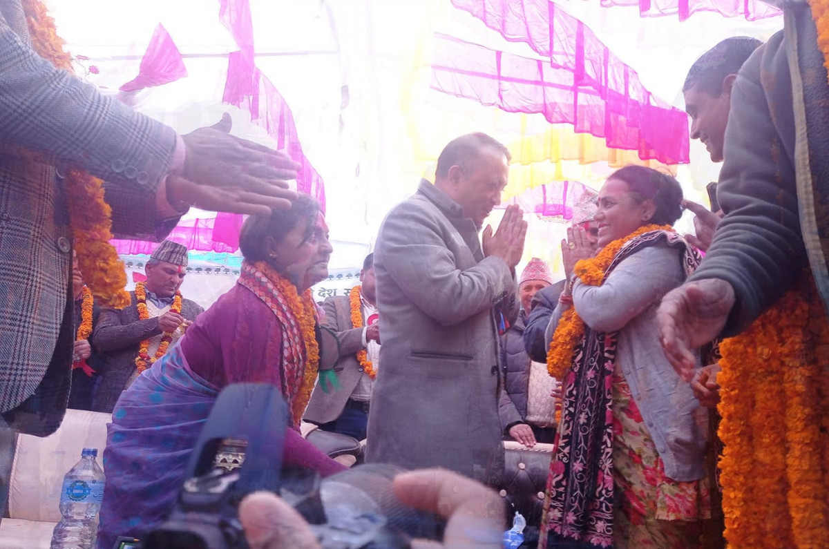 कांग्रेस महामन्त्री गगन थापाले एमालेबाट निर्वाचित गाउँपालिका उपाध्यक्ष गौतमसहित दुई सयलाई पार्टी प्रवेश गराए