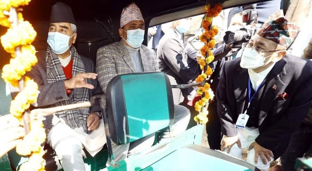 सफारीमा बसेर प्रधानमन्त्री देउवा घुमे धरान