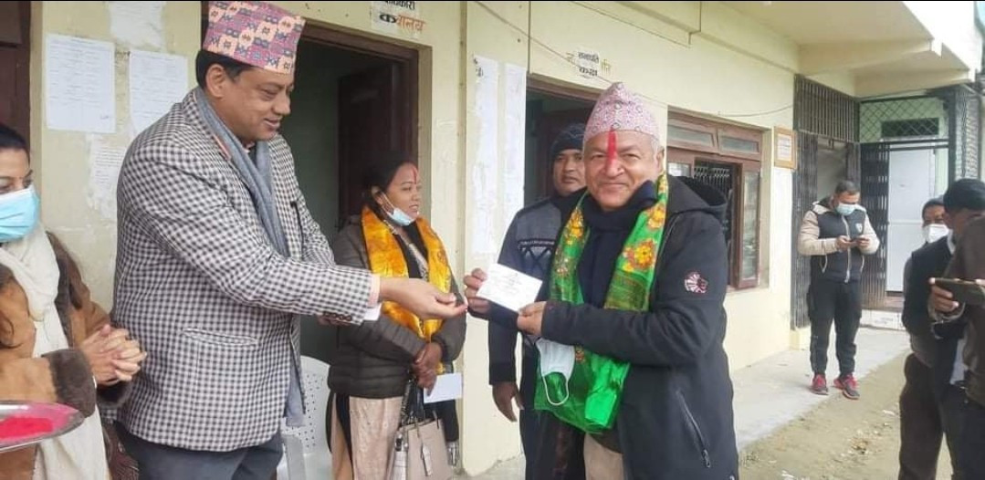 अध्यक्षको प्रत्यासी जिम्बासहितको जम्बो टोलि कांग्रेसमा प्रवेश, बानियाँले गरे भब्य स्वागत