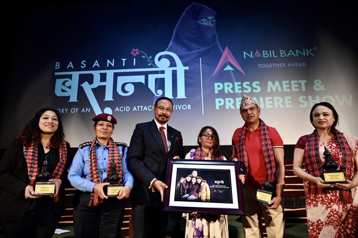एसिड पीडितका साथमा नविल बैंक, यसरी बाँड्दैछ सामूहिक सन्देश