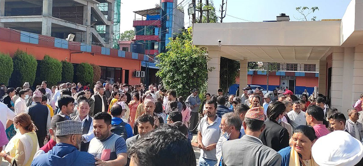 चुनावको मुखमा कांग्रेस सारमा एक, गतिविधि भने दुईतिर