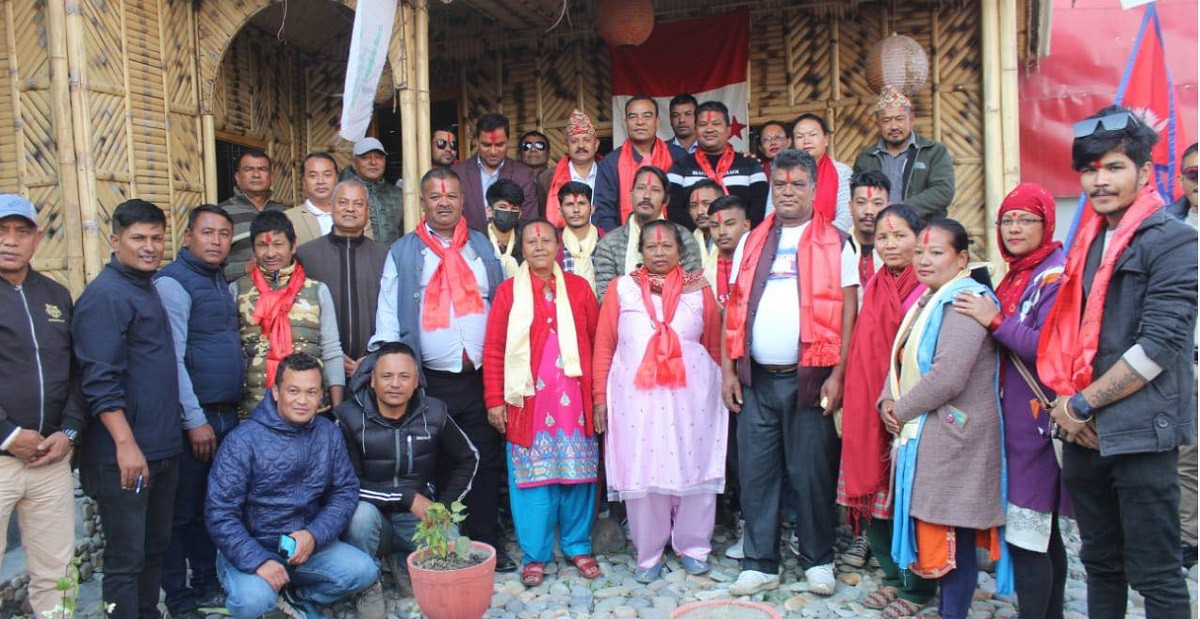 काठमाडौं–५ ईश्वर पोखरेललाई ठूलो धक्का, ५० बढी नेता कार्यकर्ता कांग्रेसमा प्रवेश  