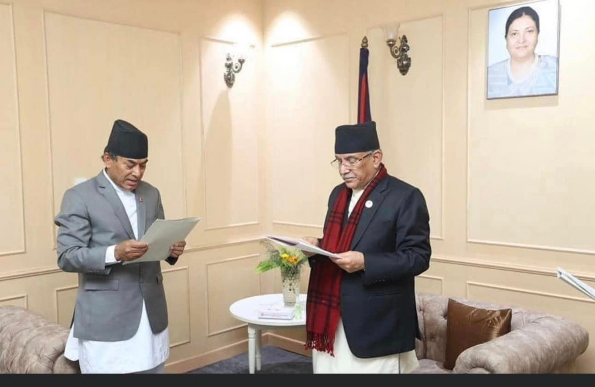 योजना आयोगको उपाध्यक्ष बने श्रेष्ठ, प्रचण्डले खुवाए सपथ 