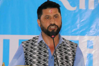 आफ्नै पार्टीका संसादहरुले सरकारको आलोचना गरेपछि लामिछानेले गरे गम्भीर  छलफल
