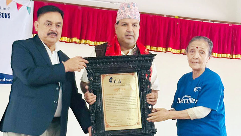 स्वास्थ्य क्षेत्रको विकास र प्रवर्धनमा योगदान पुर्याए बापत डा.सुनील शर्मा सम्मानित