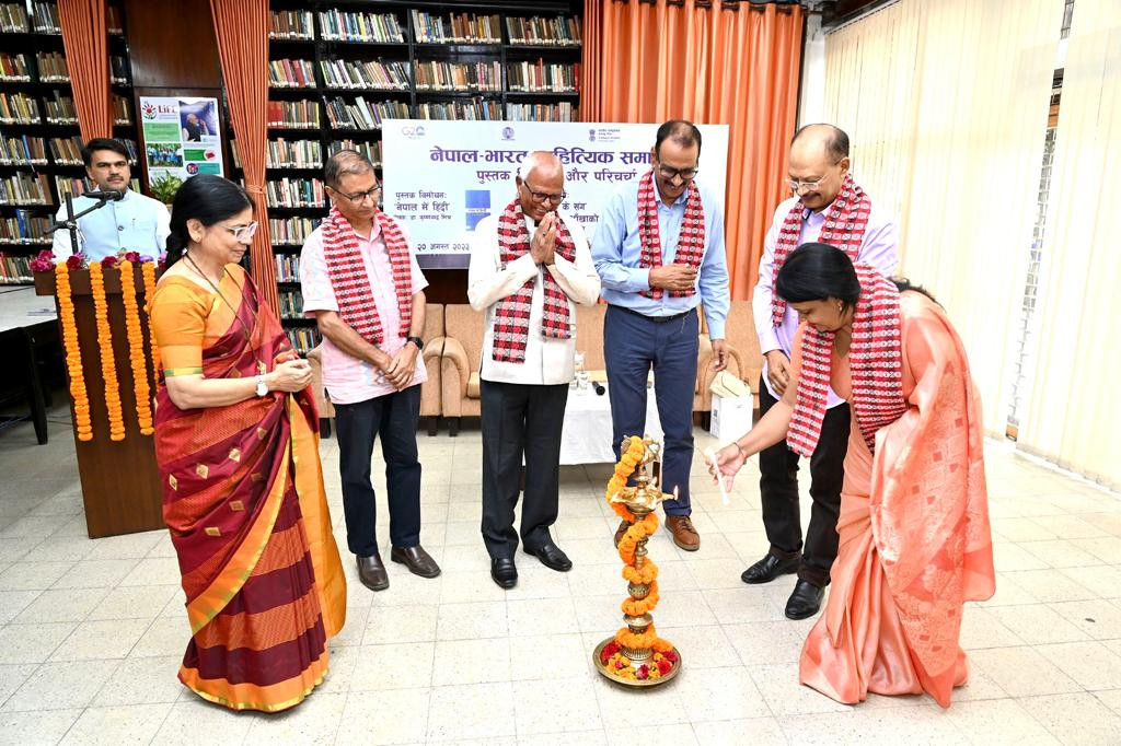 'नेपाल मे हिन्दी' पुस्तकको बिमोचन 
