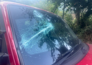 योगेश भट्टराई चढेको गाडी तोडफोड, प्रहरीबाट रेस्क्यु